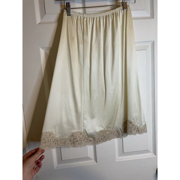 VTG Vanity Fair Ivory Silky Slip Skirt W/ Floral Lace Trim Small Classic Cottage - Picture 8 of 8